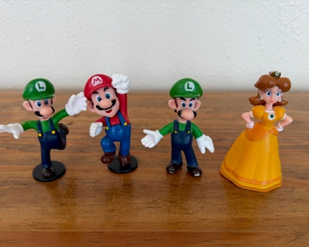 Nintendo Super Mario Figures 2007 - Mario, 2 Luigi figures and Princess Daisy